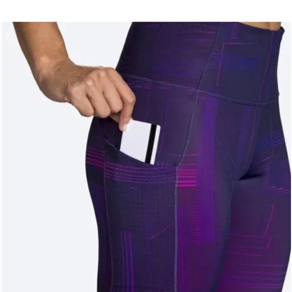 Brooks Women’s Method 7/8 Tight size small in purple cyber pattern running pants - Picture 10 of 10